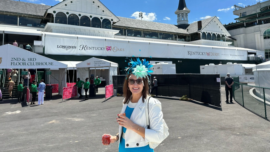 How Do You Style a Fascinator Hat With Your Outfit