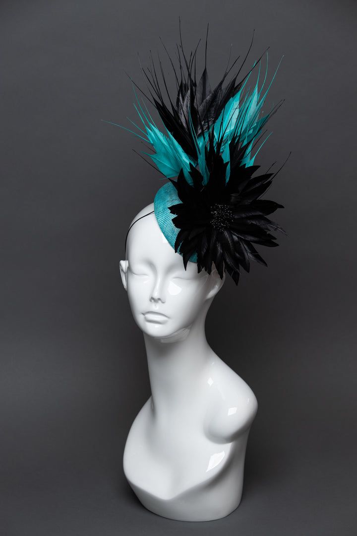 THG2576 - The Hat Girls