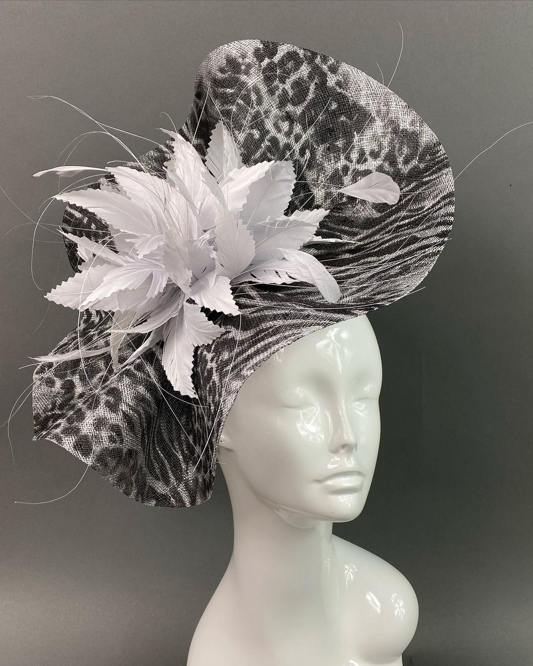 THG3880 - The Hat Girls