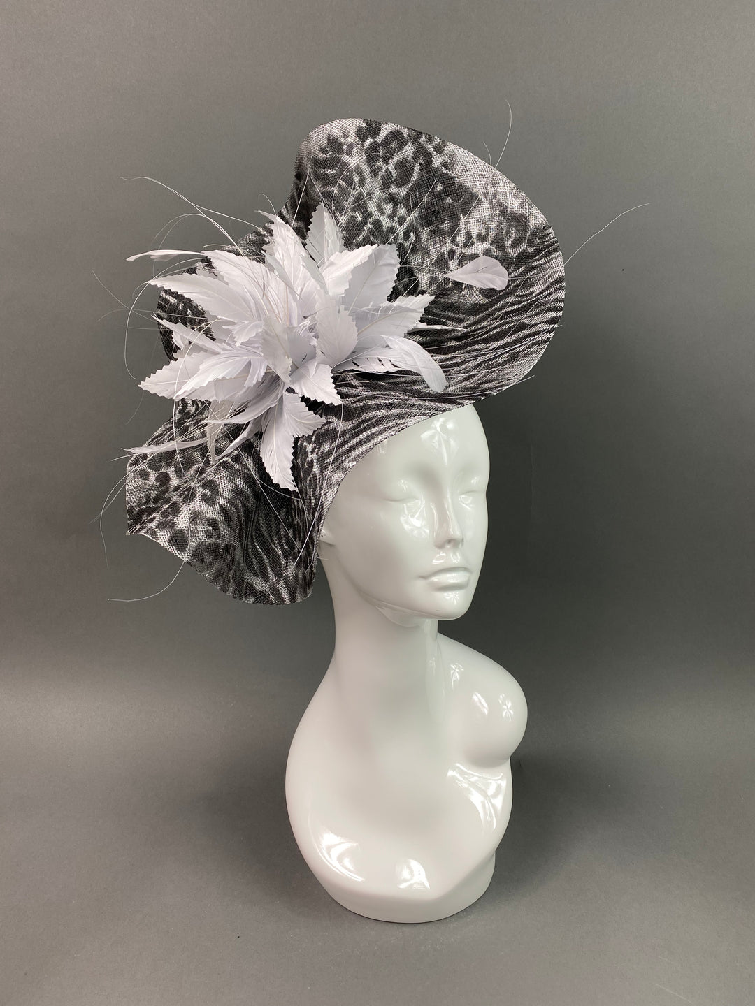 THG3880 - The Hat Girls