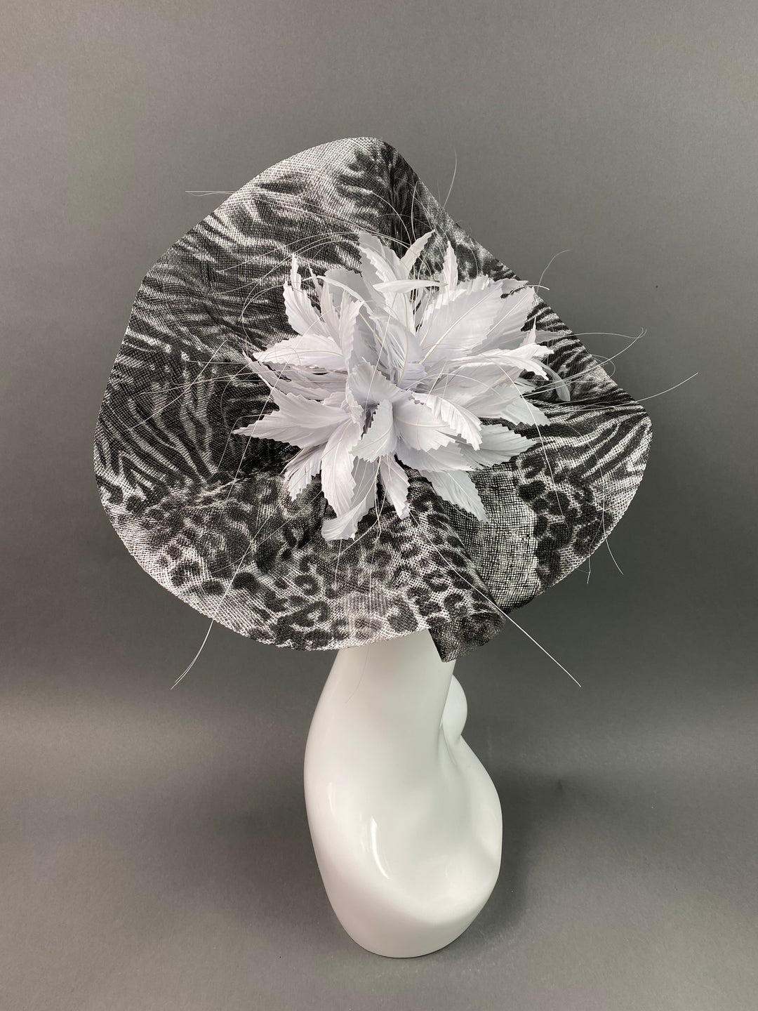 THG3880 - The Hat Girls