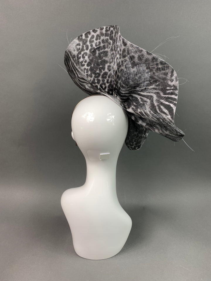 THG3880 - The Hat Girls