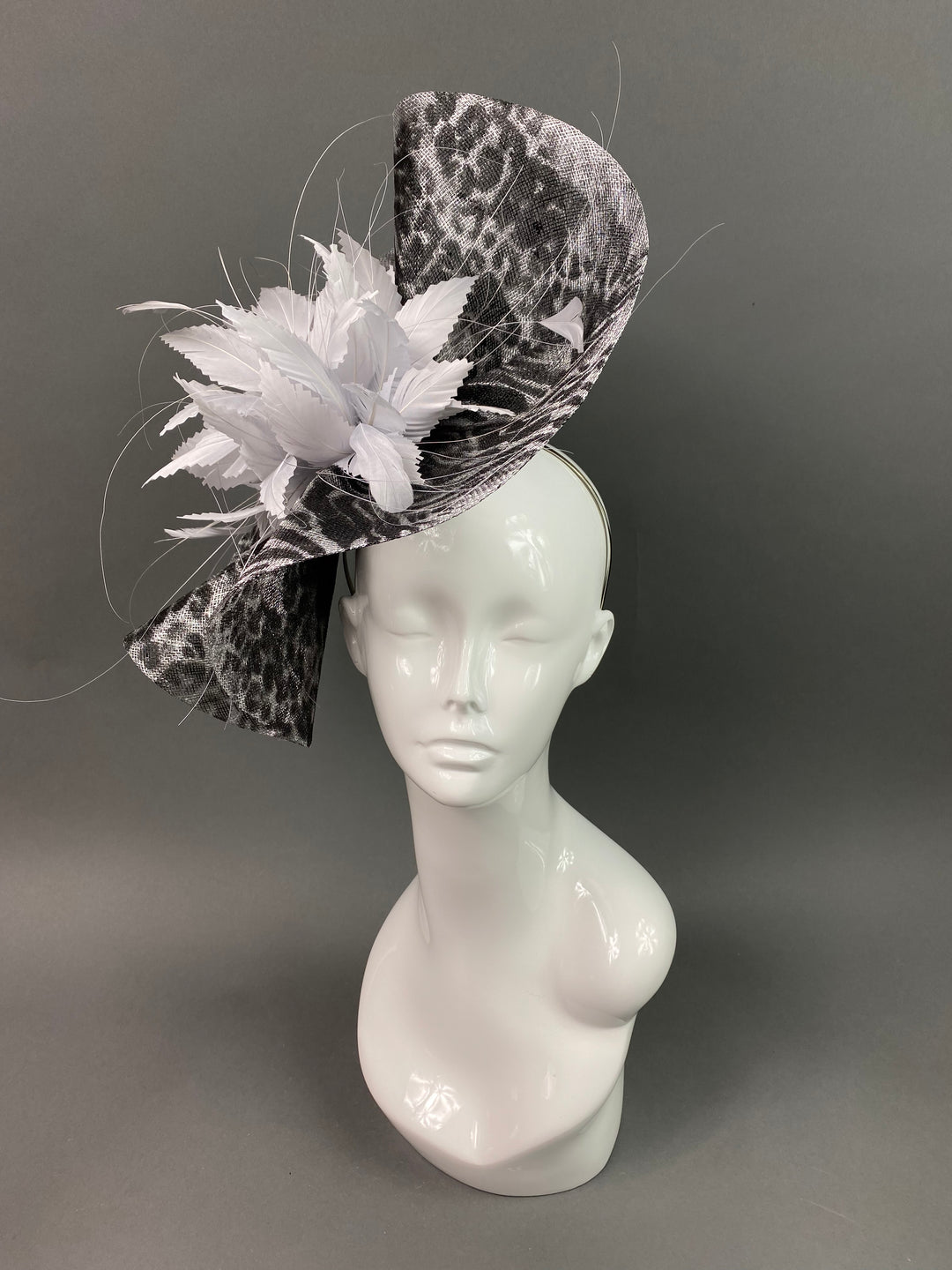 THG3880 - The Hat Girls