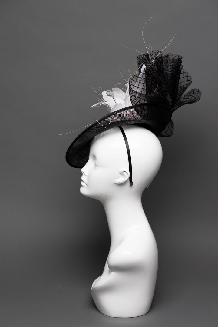 THG3071 - The Hat Girls