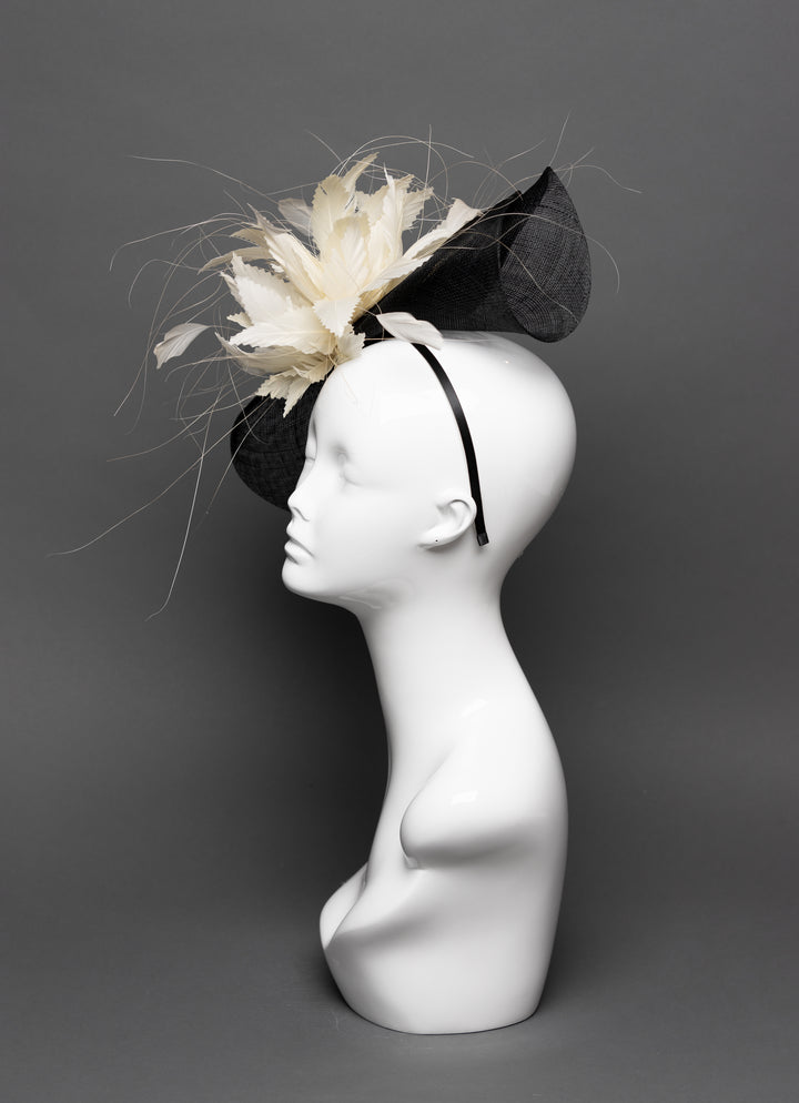 THG3092 - The Hat Girls