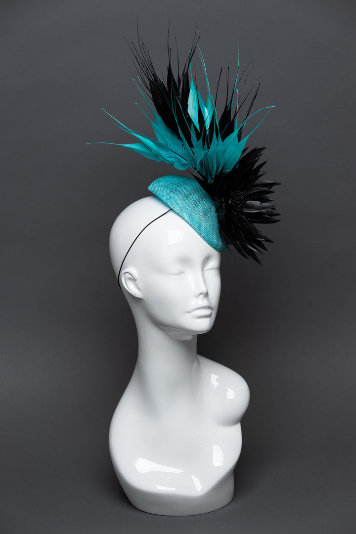 THG2576 - The Hat Girls